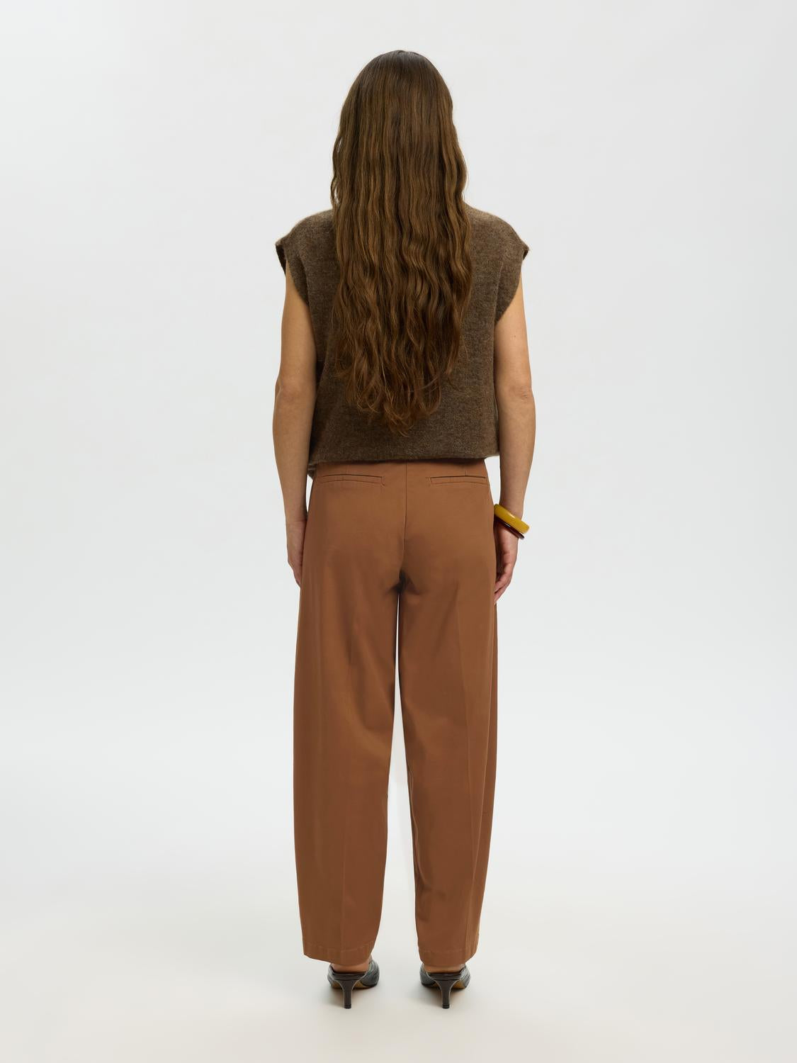 model_shot-back